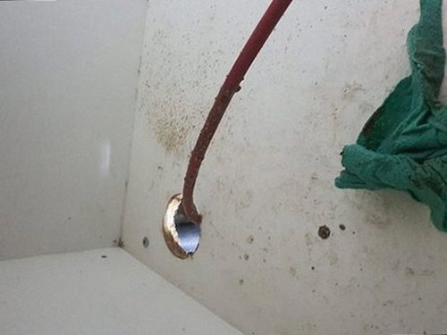 중화동 하수구막힘 배수 흐름을 확인하고 점검 항목을 기록하는 모습